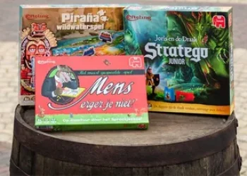 Drie Efteling bordspellen 2026: Mens Erger Je Niet, Stratego en Prana Wildwater, afgebeeld in een magische stijl geïnspireerd door Efteling