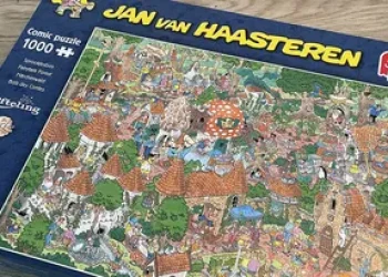 Jan van Haasteren Sprookjesbos Efteling puzzel 2026 met drukke en humoristische scènes in het sprookjesbos van Efteling
